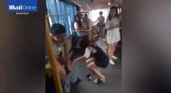 街上强扒衣gif图_美国扒衣党gif_日本街头扒衣袭胸gif
